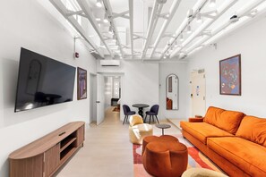 Junior Room | Living area | 27-inch Smart TV with satellite channels - The Duke Hotel (Louisville)