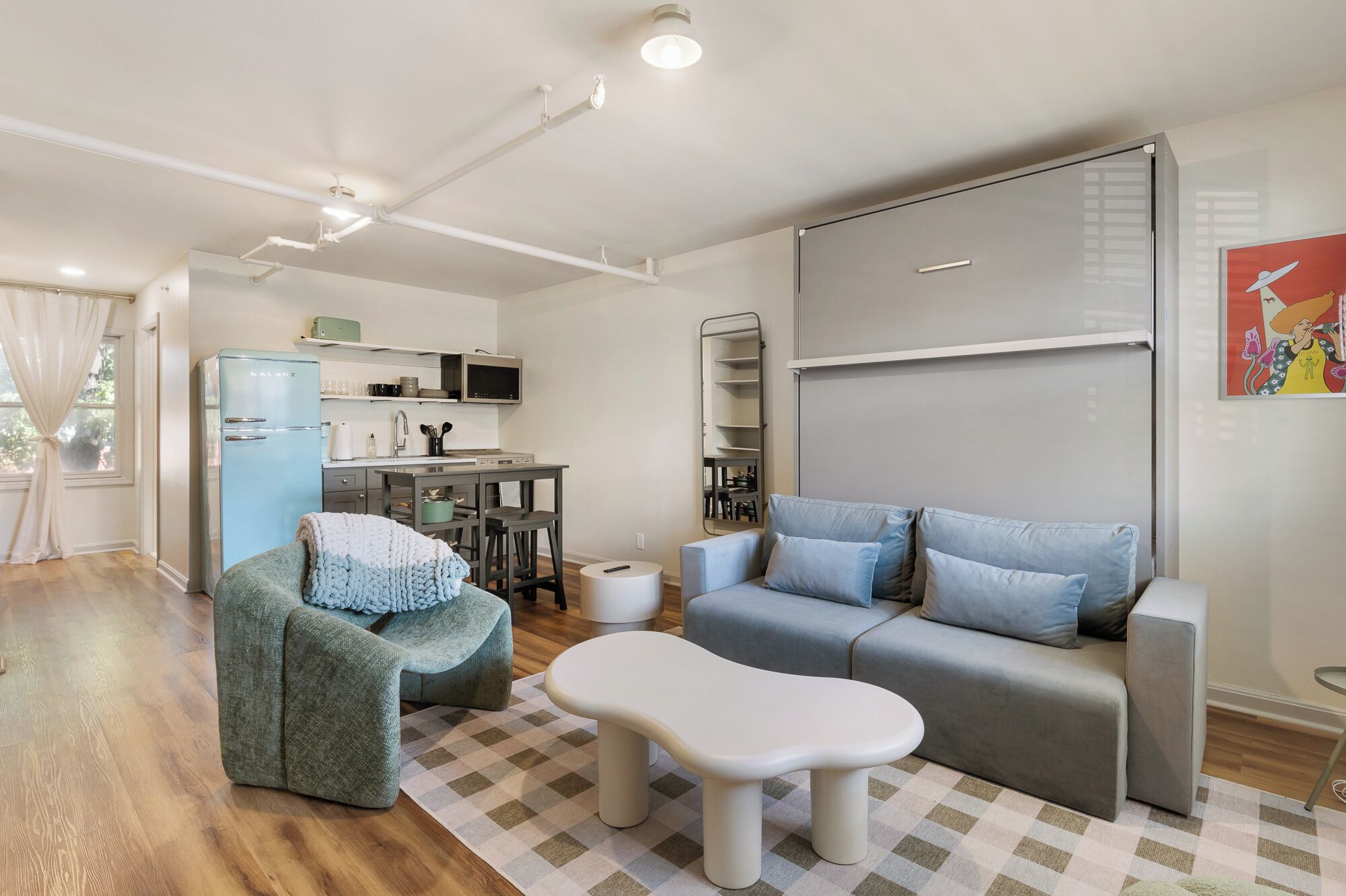 Standardzimmer | Wohnbereich | 27-Zoll-Smart-TV mit Satellitenempfang