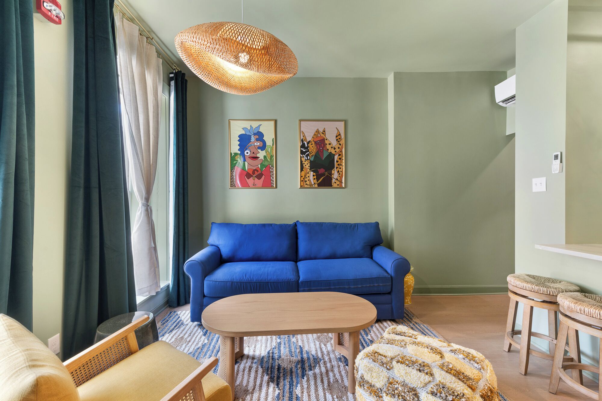 Classic-Zimmer | Wohnbereich | 27-Zoll-Smart-TV mit Satellitenempfang