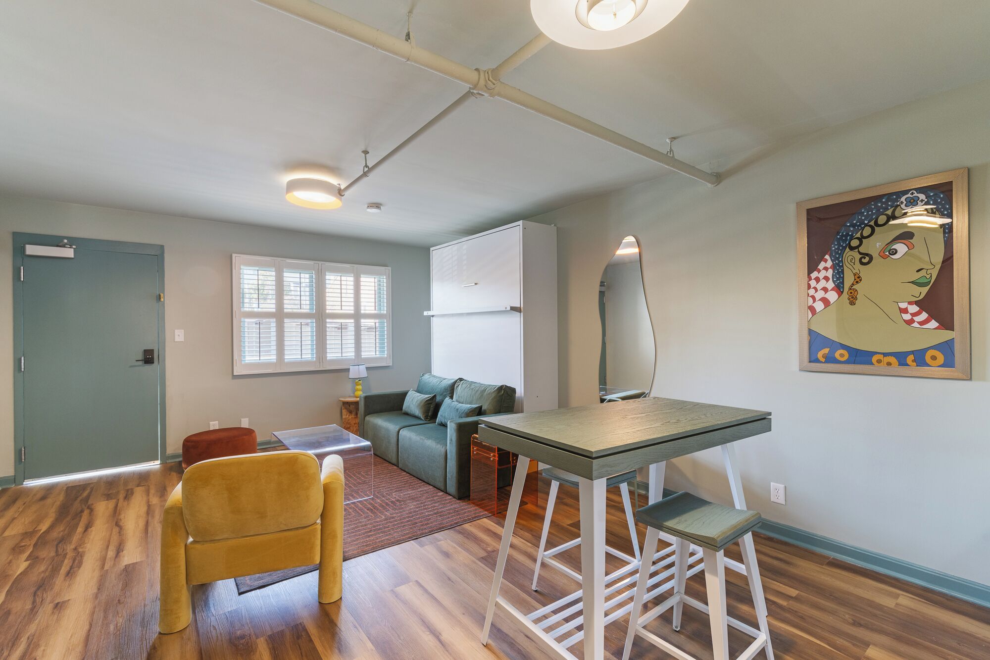 Basic-Zimmer | Wohnbereich | 27-Zoll-Smart-TV mit Satellitenempfang