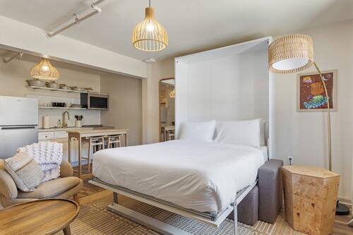 Signature Room | Premium bedding, iron/ironing board, free WiFi, bed sheets