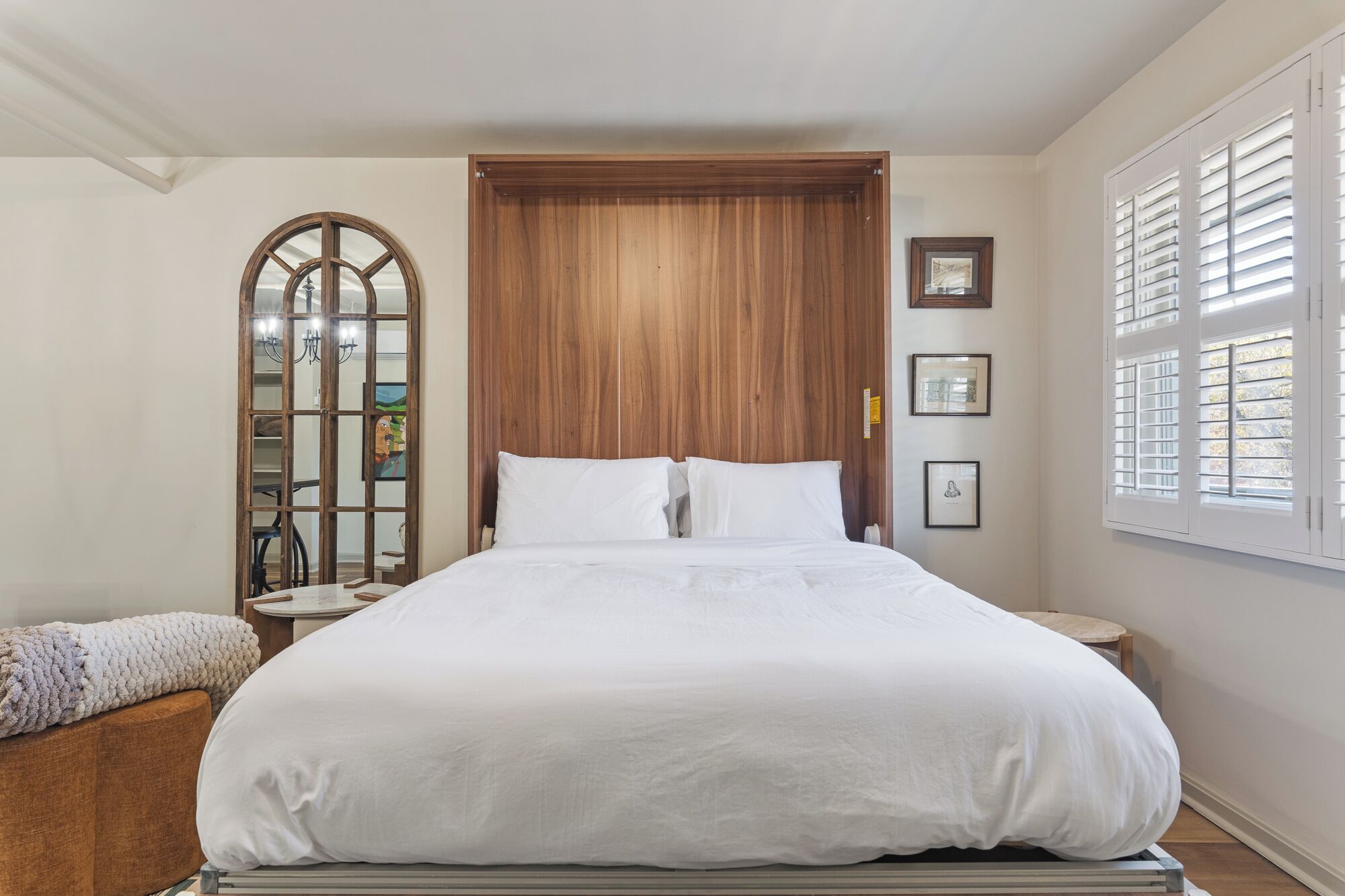 Royal-Zimmer | Hochwertige Bettwaren, Bügeleisen/Bügelbrett, kostenloses WLAN