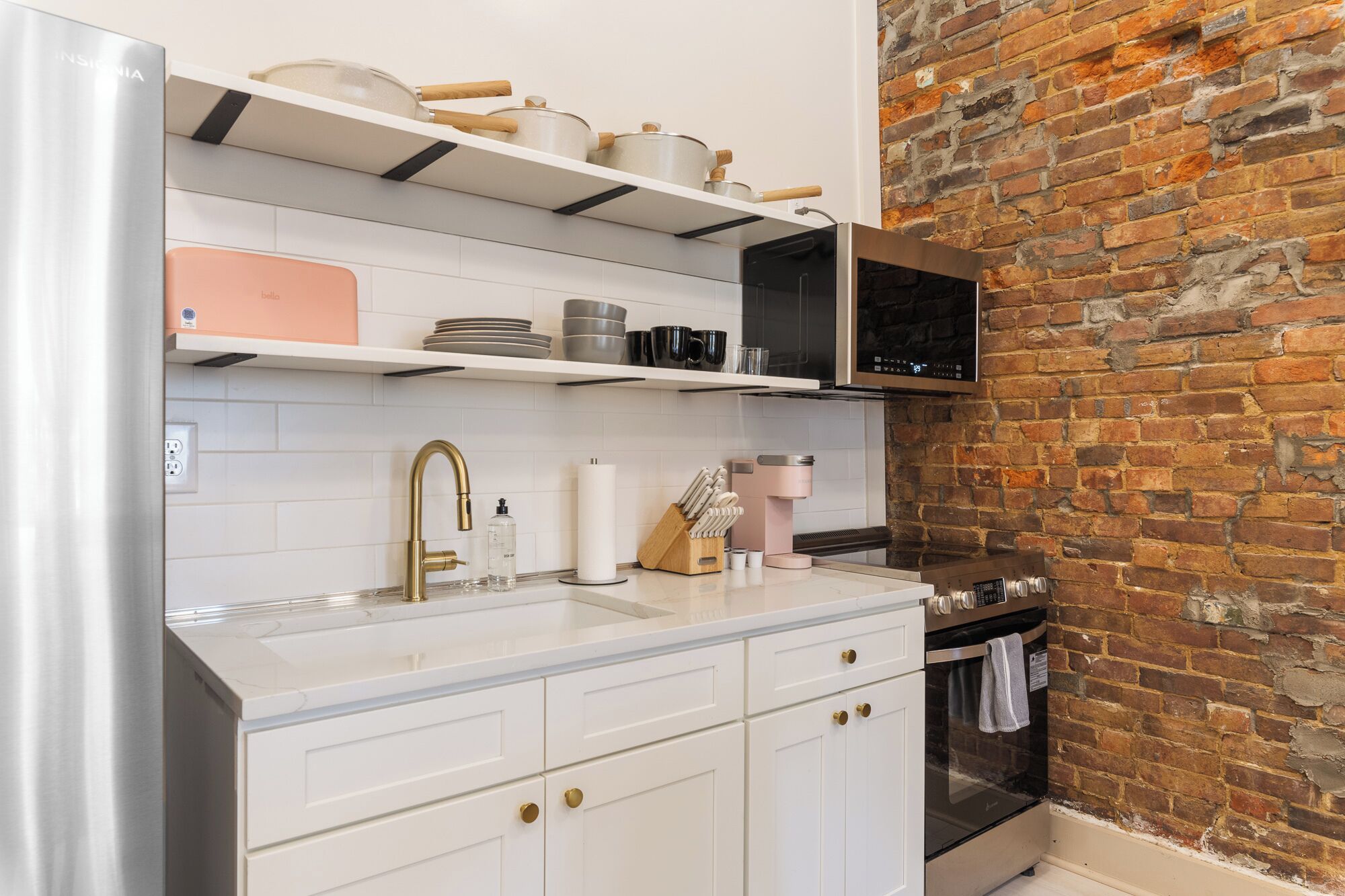 Großer Kühlschrank, Mikrowelle, Ofen, Herdplatte