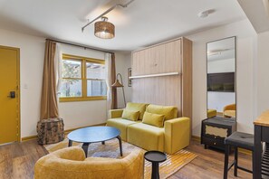 Traditional Room | Living area - The Duke Hotel (Louisville)
