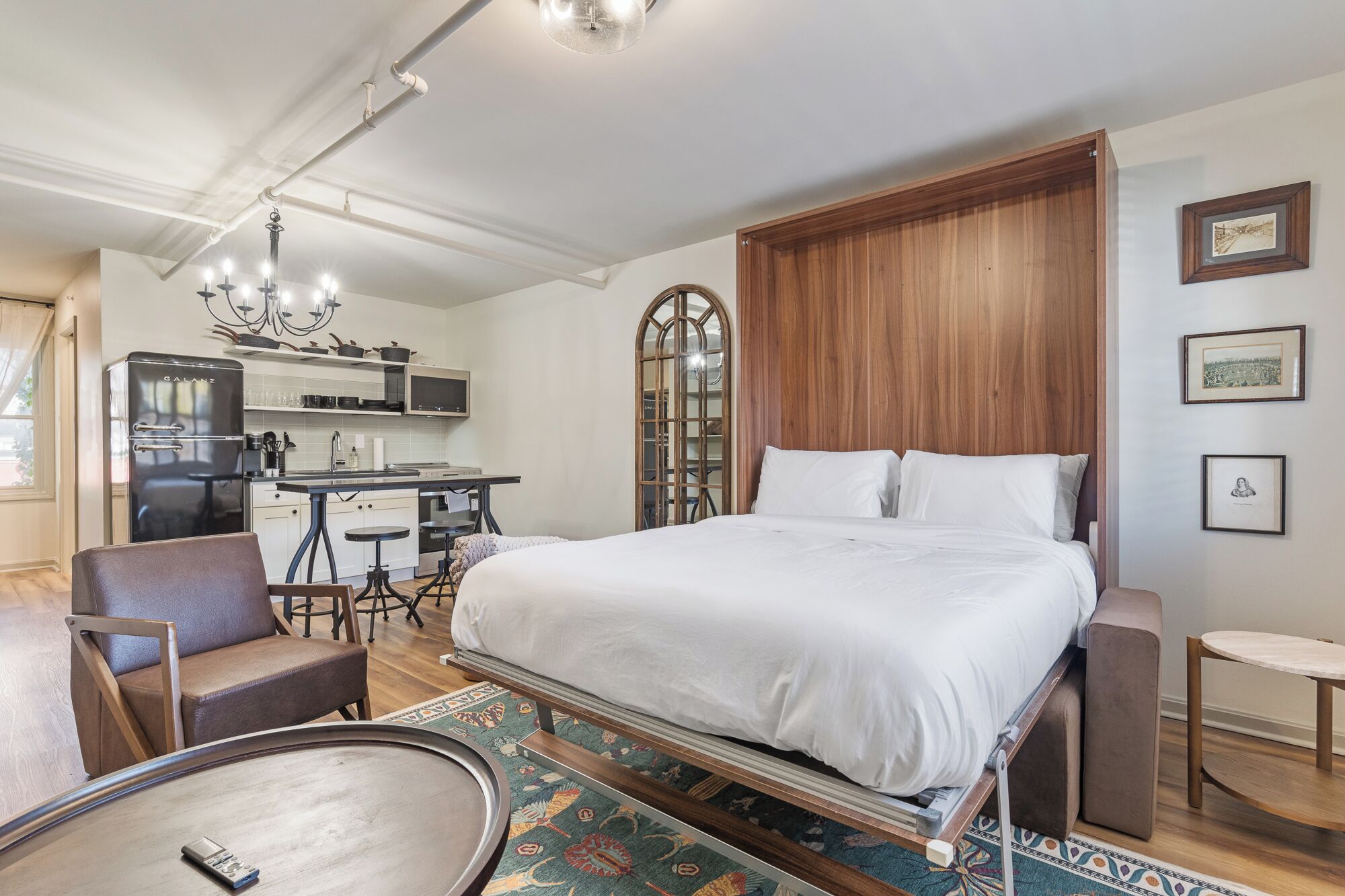 Royal-Zimmer | Hochwertige Bettwaren, Bügeleisen/Bügelbrett, kostenloses WLAN