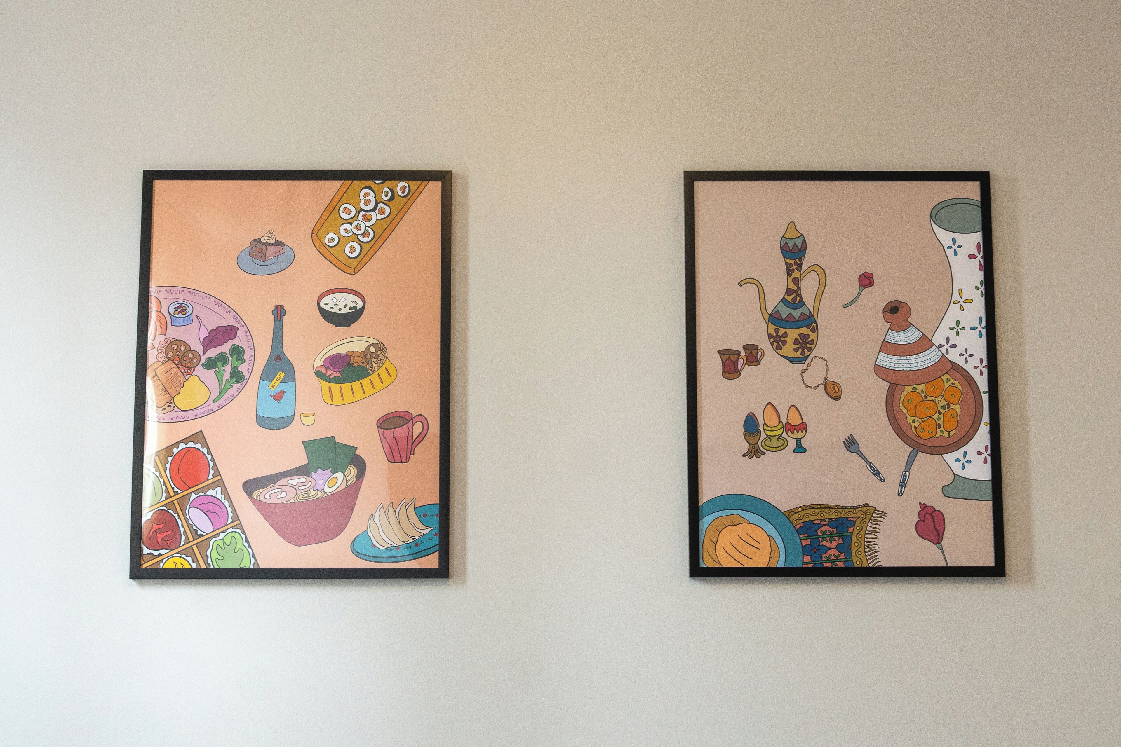 Dos cuadros muestran diversas comidas y utensilios sobre una pared.