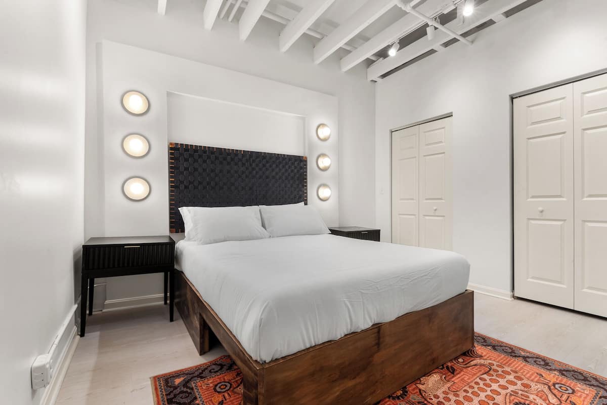 Ropa de cama de alta calidad y tabla de planchar con plancha