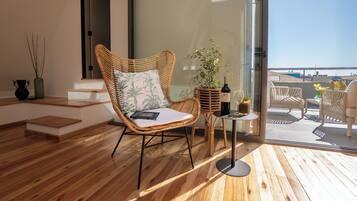 Departamento de diseñador, 2 habitaciones, vista parcial al mar | Área de sala de estar