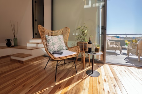 设计公寓, 2 间卧室, 部分海景 | 起居区