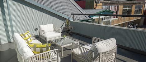 Departamento de diseñador, 2 habitaciones, vista parcial al mar | Terraza o patio