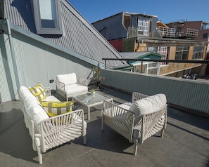 Departamento de diseñador, 2 habitaciones, vista parcial al mar | Terraza o patio