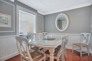 Villa, flere senger, terrasse (833 Ketch Court) | Spiseområde