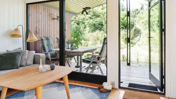 Un intérieur moderne avec une table en bois, un canapé et un coin repas.