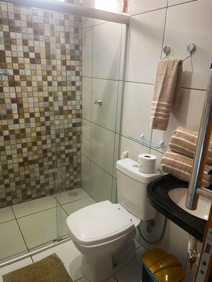 تجهيزات دش، دُش غزير، مناشف، ورق حمّام