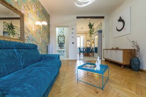 Apartment, 1 Schlafzimmer | Wohnbereich | 31-Zoll-Fernseher mit Satellitenempfang