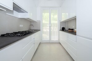 Réfrigérateur, micro-ondes, lave-vaisselle, bouilloire électrique