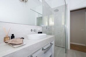 Shower, free toiletries, hair dryer, bidet
