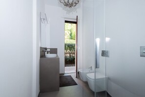 Shower, free toiletries, hair dryer, bidet - Beautiful Lake View (Como)