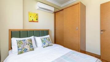 Tabla de planchar con plancha, wifi y ropa de cama