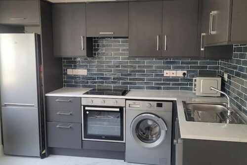 Spacious 1-bed Apartment, 4 rooms, free parking, central location