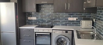 Spacious 1-bed Apartment, 4 rooms, free parking, central location