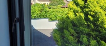 Spacious 1-bed Apartment, 4 rooms, free parking, central location