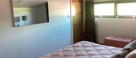 2 chambres, fer et planche à repasser, Wi-Fi, draps fournis