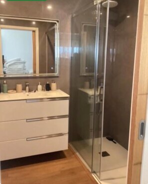 Douche, sèche-cheveux, serviettes fournies