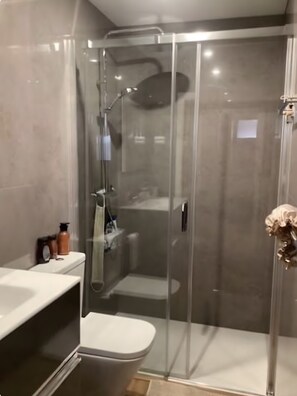 Douche, sèche-cheveux, serviettes fournies