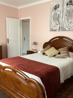 3 chambres, fer et planche à repasser, Wi-Fi, draps fournis