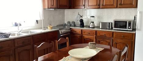 冰箱、微波炉、烤箱、炉灶