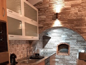 Réfrigérateur, micro-ondes, four, plaque de cuisson