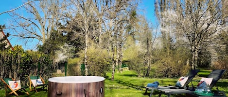 Tina de hidromasaje al aire libre