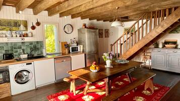 Kylskåp, mikrovågsugn, ugn och spishäll