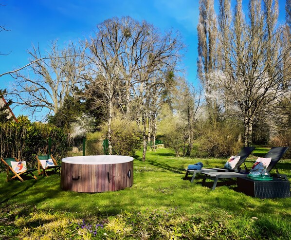 Outdoor spa tub - Gîte du Petit Manoir de la Noue (Chambourg sur Indre)