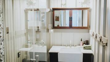 Douche, séchoir à cheveux, serviettes fournies, savon