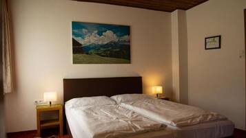 Basic-Doppelzimmer, Bergblick | Schreibtisch, kostenloses WLAN