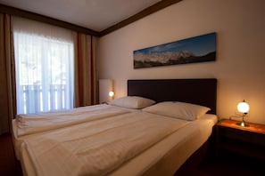 Doppelzimmer, Bergblick | Schreibtisch, kostenloses WLAN
