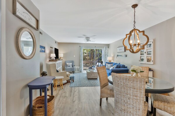 Villa, 1 cama King size y sofá cama, balcón, vista al jardín (1659 Bluff Villas) | Área de sala de estar