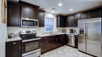 Køleskab, mikrobølgeovn, opvaskemaskine, kaffe-/temaskine