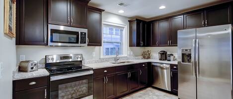 Kjøleskap, mikrobølgeovn, oppvaskmaskin og kaffetrakter/tekoker