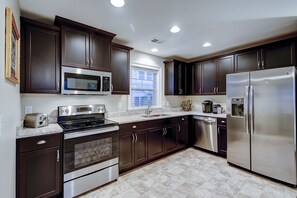 Kjøleskap, mikrobølgeovn, oppvaskmaskin og kaffetrakter/tekoker