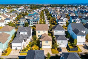 A residential area with houses, a clear sky, and a bridge in the distance. - Charming studio with 3 pools, kitchenette & AC (Charleston)