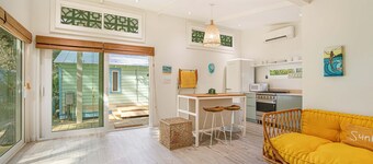 Comfy cottage near the beach with central AC, fast WiFi & yard - dog-friendly