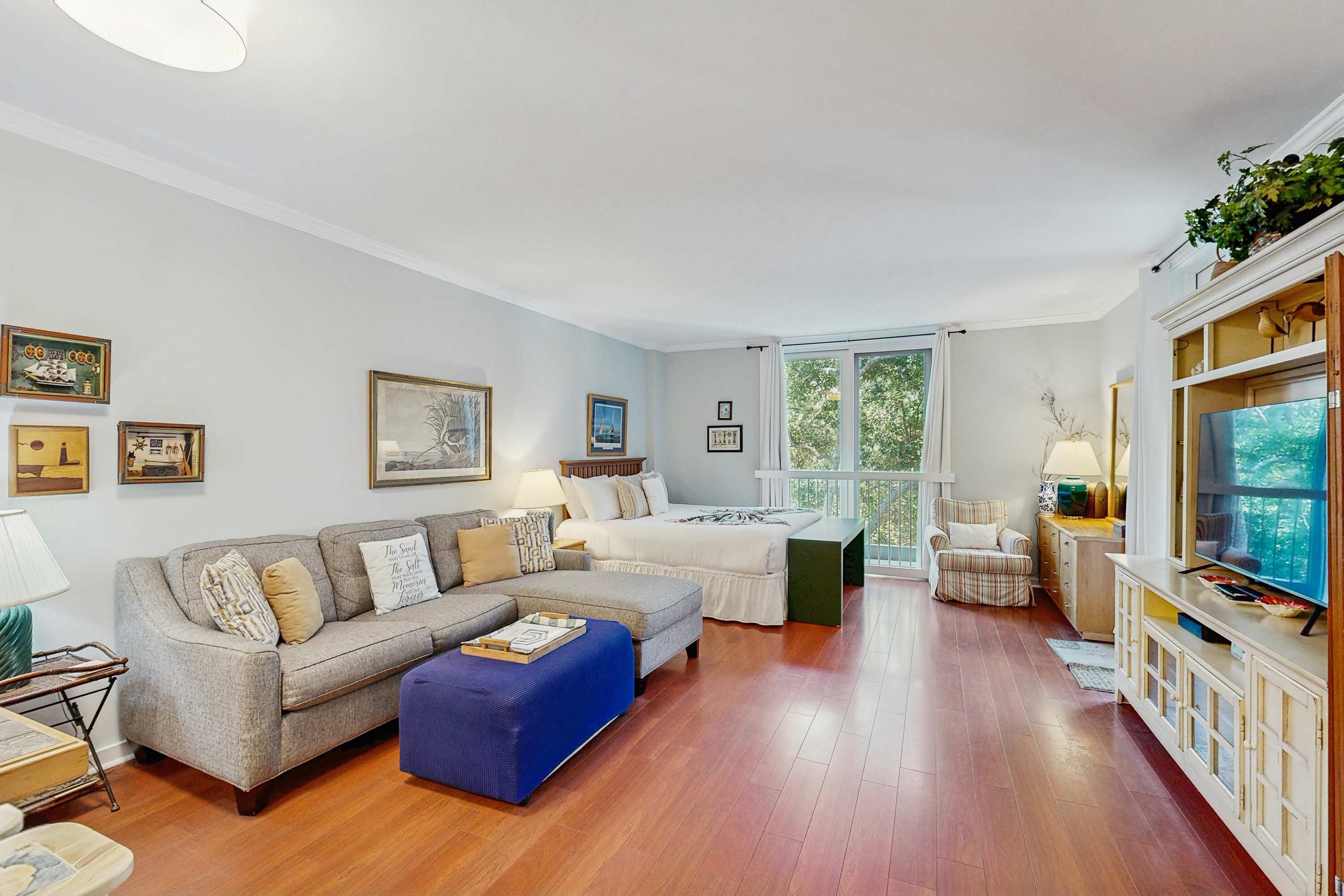 Televisie, een dvd-speler en een kantoor