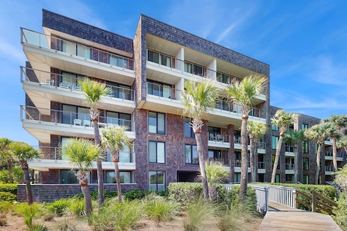 Lovely condo with free WiFi & shared tennis courts - close to golf & beaches