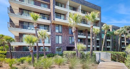 Lovely condo with free WiFi & shared tennis courts - close to golf & beaches