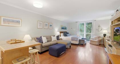 Lovely condo with free WiFi & shared tennis courts - close to golf & beaches