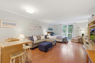 Lovely condo with free WiFi & shared tennis courts - close to golf & beaches