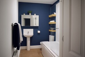 Ensemble baignoire-douche, baignoire profonde, séchoir à cheveux